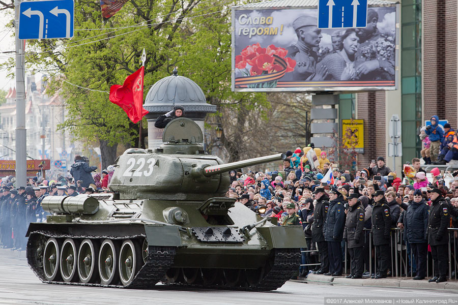 «Гвоздики», «Град» и снег: в Калининграде прошел Парад Победы