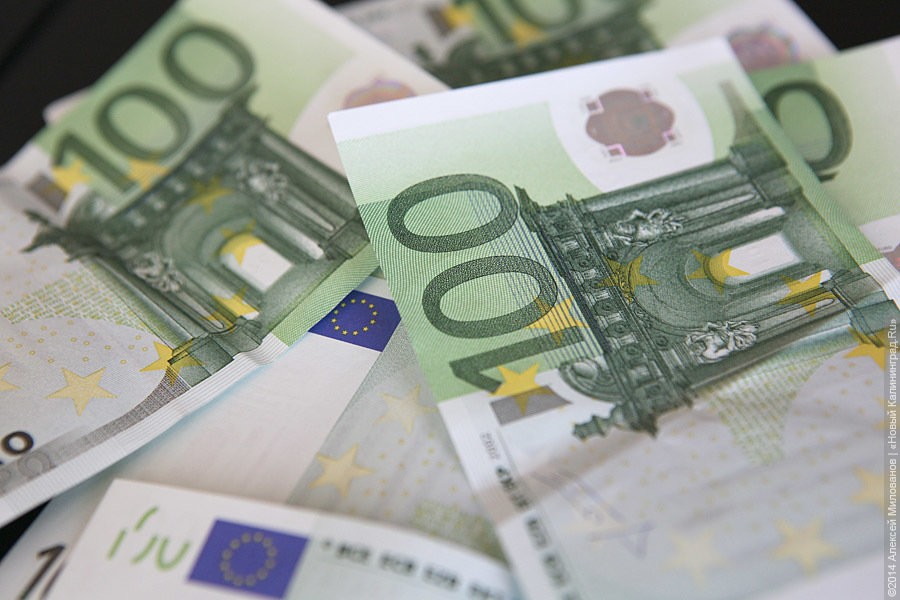 Курс евро на торгах превысил 85,11 рубля, доллара — 74,26 рубля