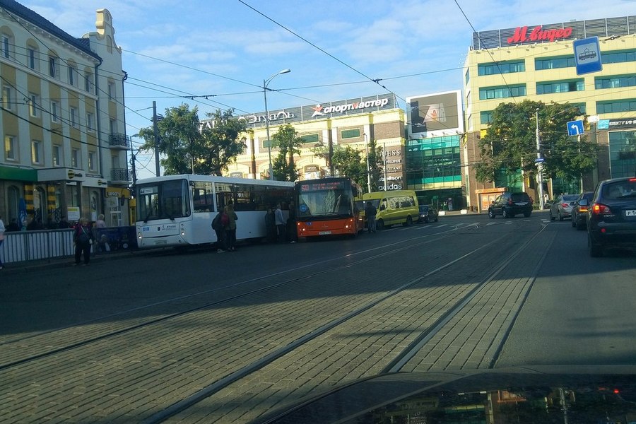 На пл. Победы столкнулись два рейсовых автобуса (фото)