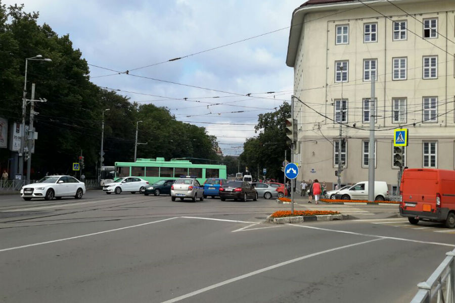 Обездвиженный троллейбус перегородил проспект Мира у КГТУ (фото)