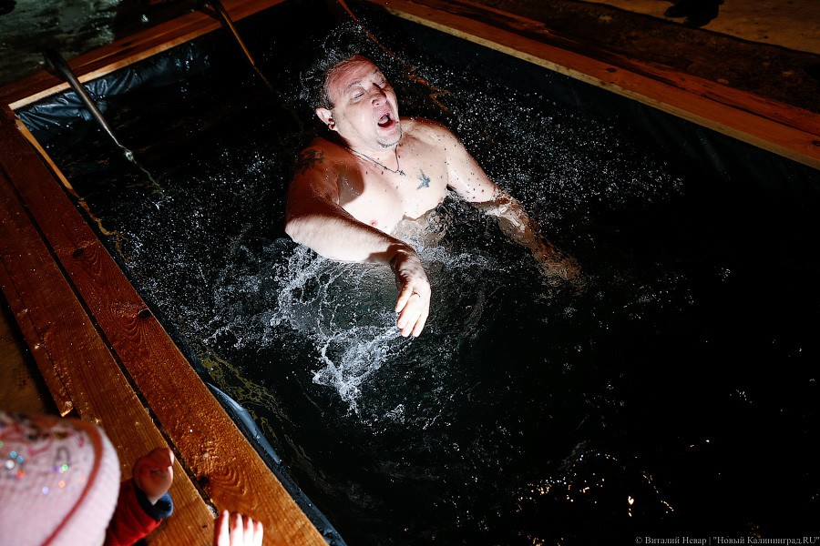 Окунулся, перекрестился: как прошли Крещенские купания в Калининграде (фото)