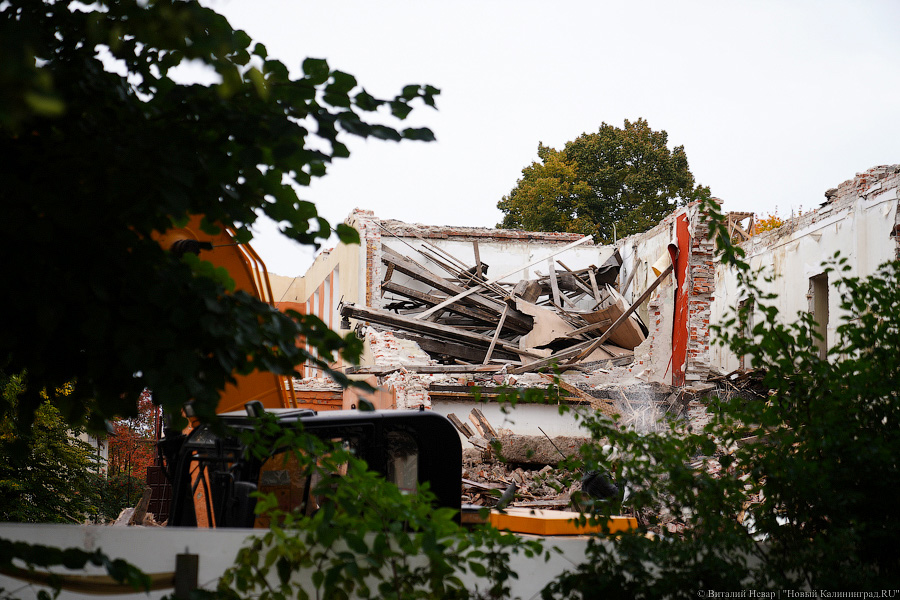 Разрушительный ремонт: в Зеленоградске сносят отель «Королева Луиза» (фото)