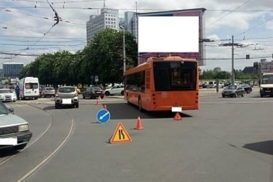 В Калининграде автобус врезался в «Тойоту», пострадали двое детей