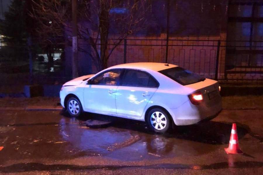 Очевидцы: на Лесопильной «Шкода» врезалась в столб из-за открытого люка (фото)