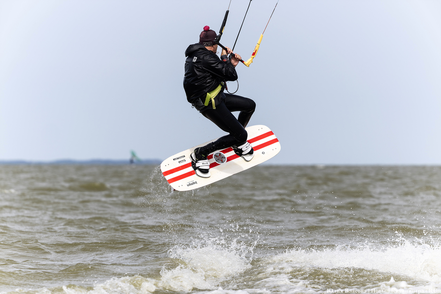 По воде против ветра: на Куршском заливе соревновались под кайтом и с крылом (фото)