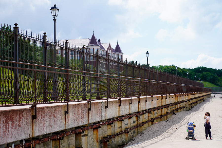 Ржавое настоящее: как выглядит променад рядом с госрезиденцией в Пионерском