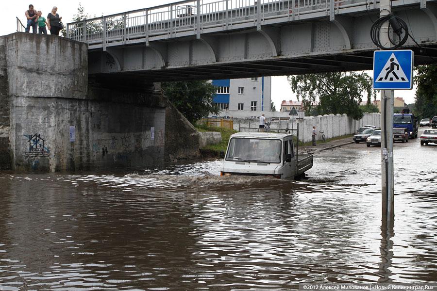 «Праздничные купания»: фоторепортаж с затопленной Аллеи Смелых