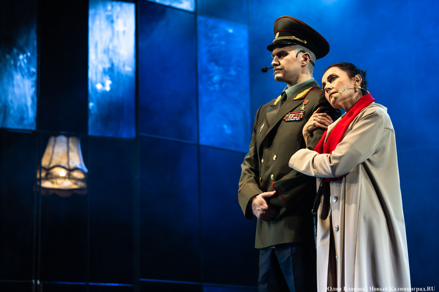 «Профессия — Родину защищать»: в музтеатре Калининграда поставили легендарных «Офицеров» (фото)