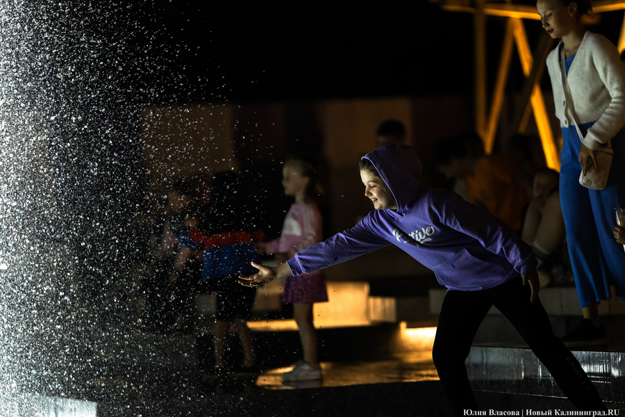 Брызги под музыку: как выглядит подсветка нового фонтана у стадиона «Балтика»