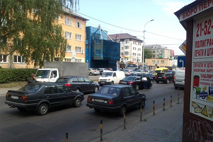 На съезде с моста на ул. Озерова столкнулись две машины, проезд затруднен