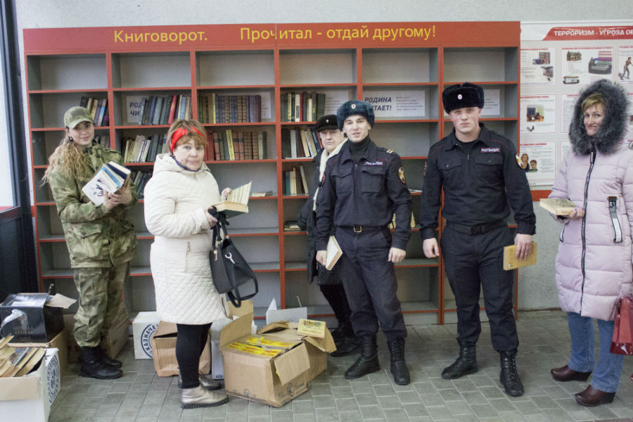 Росгвардия в Калининграде обеспечила книгами пассажиров с Северного вокзала