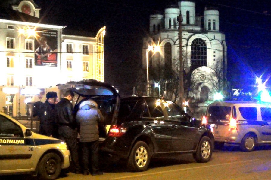 На площади Победы поймали грабителя, забравшего автомат у страйкболиста (видео)