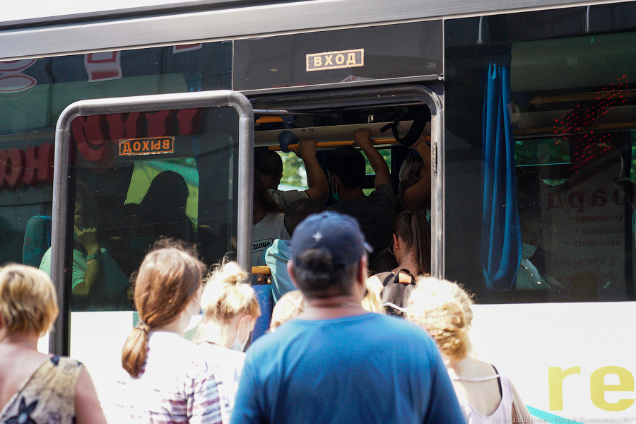 Не для слабаков: желающие уехать к морю штурмуют электрички и автобусы