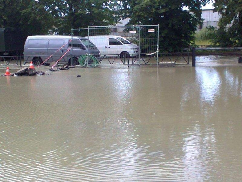 Около станции «Скорой помощи» из-за аварии на водоводе затопило дорогу (фото)