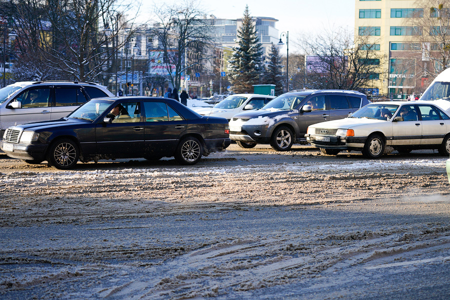 «Насладиться» зимой: во что превратились дороги в Калининграде после снегопада (фото)