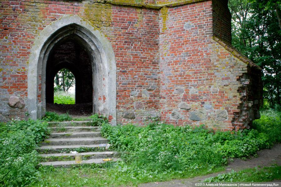 Часы и вороны: кирха в поселке Ушаково приходит в упадок