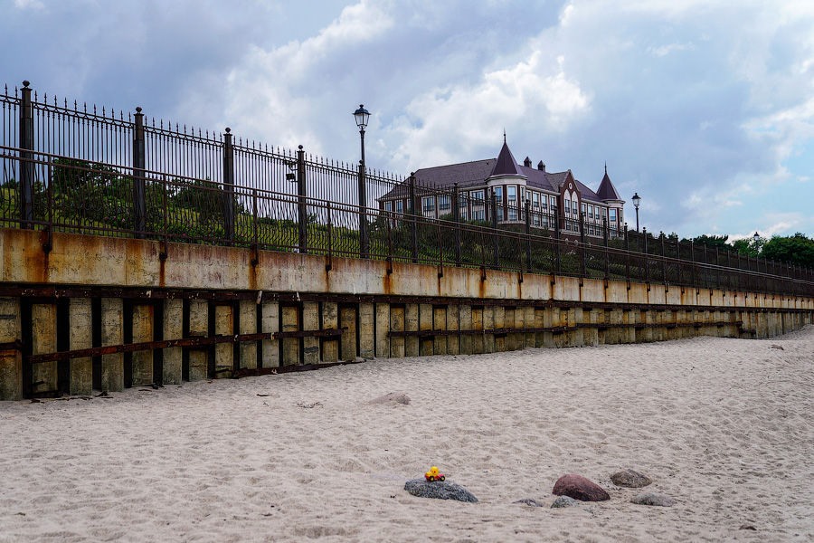 Ржавое настоящее: как выглядит променад рядом с госрезиденцией в Пионерском