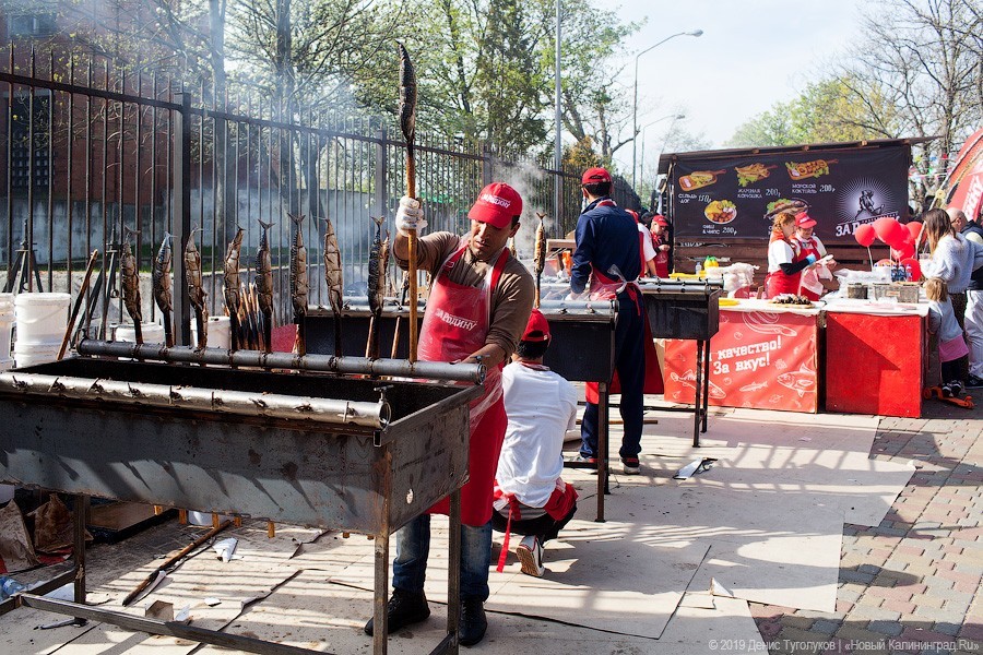На ход руки: как проходит Fish Food Festival в Зеленоградске
