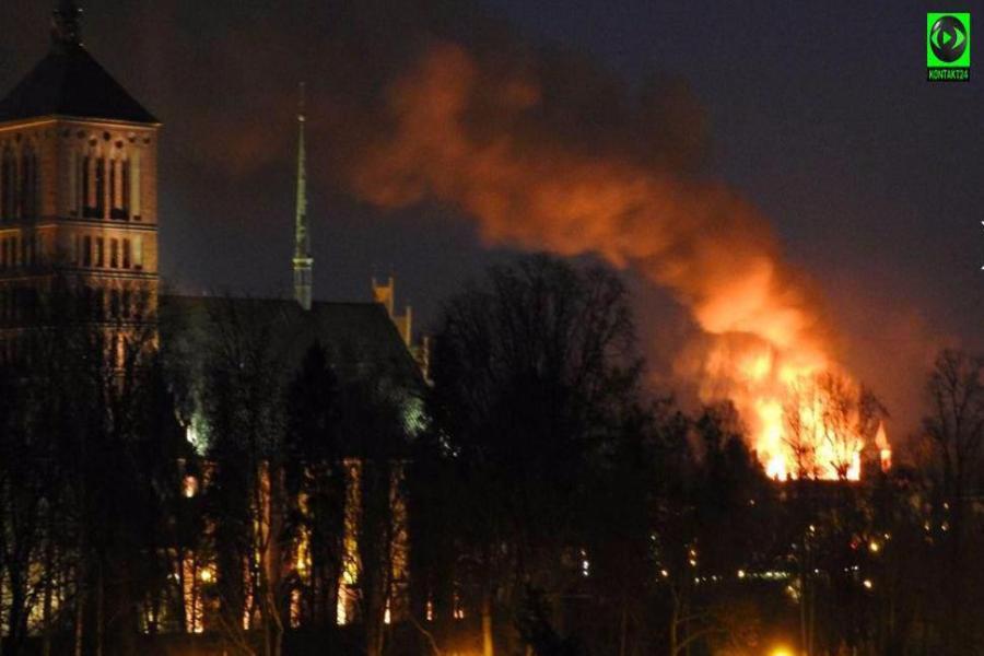 В Польше у границы с Калининградской областью горит католический храм (фото)