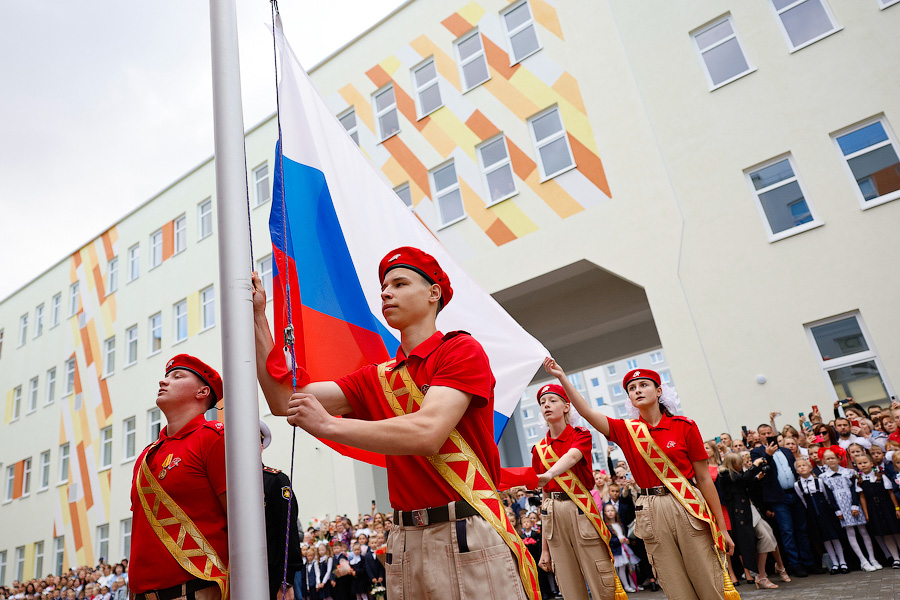 С военным оркестром и под «Катюшу»: в Калининграде открыли самую большую школу