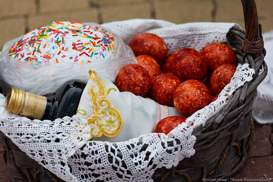 В брызгах святой воды: освящение пасхального угощения в соборе Христа Спасителя (фото)