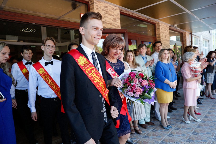 Майский вальс и слёзы: в школах Калининграда прозвенел последний звонок (фото)