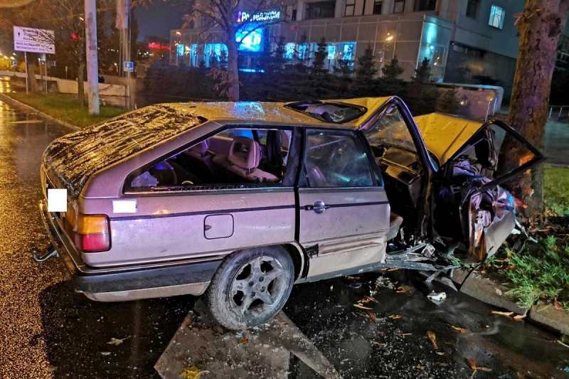 На Ленпроспекте автомобиль врезался в дерево. Потребовалась помощь спасателей (фото)