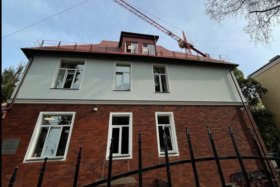 Мэрия: застройщик не согласовывал башенный кран у школы на пр-те Победы