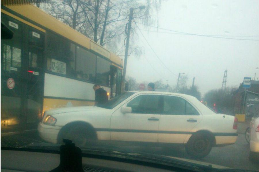 На ул. Судостроительная столкнулись автобус и «Мерседес» (фото)