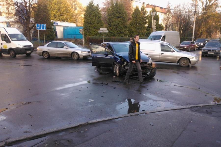 На перекрестке у «Янтарного сказа» «Пассат» столкнулся с «Пежо» и вылетел на тротуар (+фото)