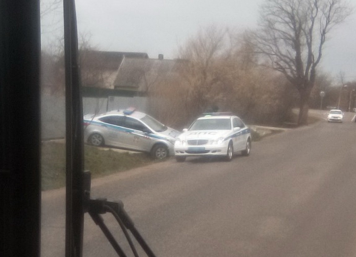 На Тенистой аллее в Калининграде автомобиль ДПС съехал в кювет
