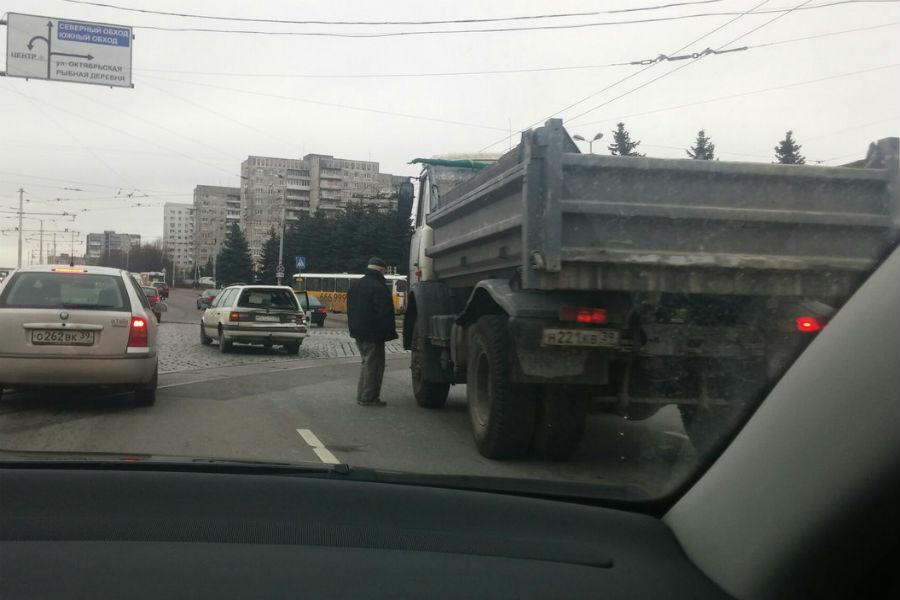 На Моспроспекте грузовик врезался в легковое авто (фото)
