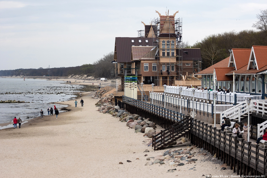 Монополия на пляж: как выглядит скандальное кафе в Зеленоградске, которое власти называют «НТО» (фото)
