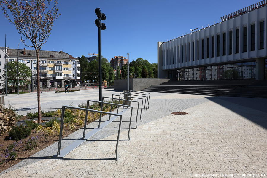 На площади у Дома искусств завершается благоустройство. Вот как она выглядит (фото)