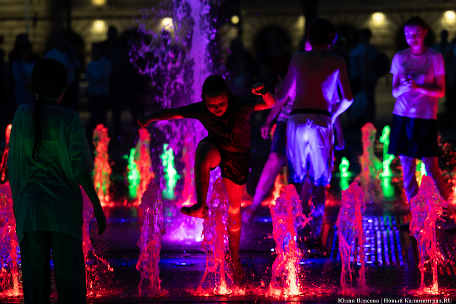 Огни, вода и гимн России: как работает «поющий» фонтан у Кёнигсбергской биржи (фото)