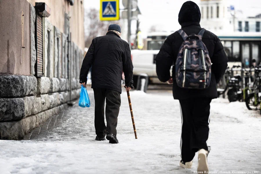 В МЧС рассказали, как правильно ходить по скользким тротуарам
