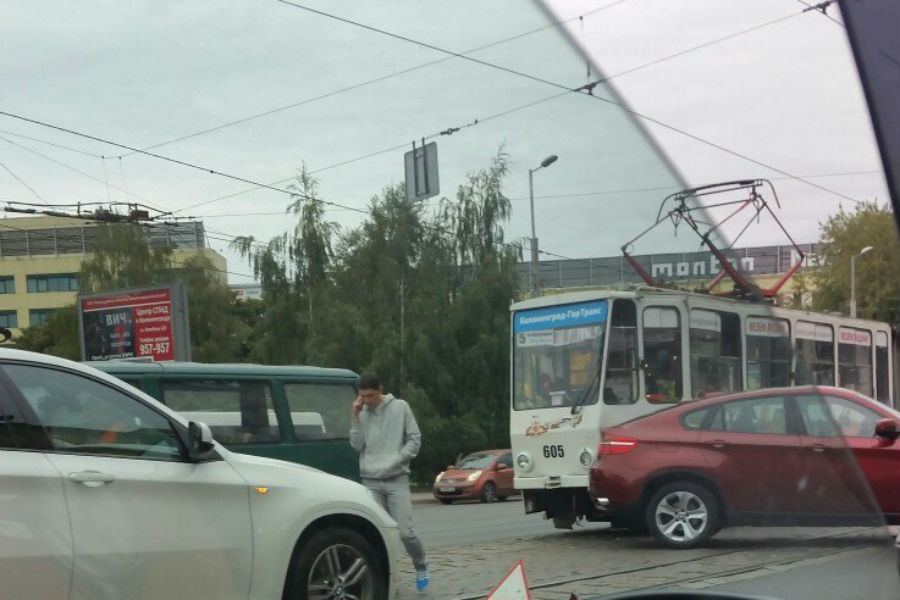 На Ленинском проспекте столкнулись трамвай и внедорожник «BMW» (фото)