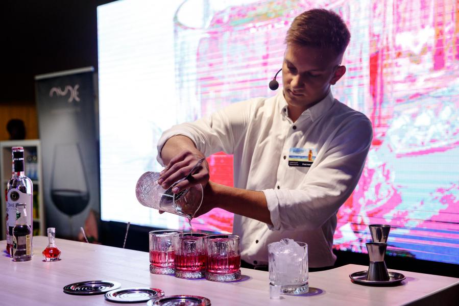 Море, поэзия, коктейли: в Калининграде выбрали обладателя «Янтарного шейкера»