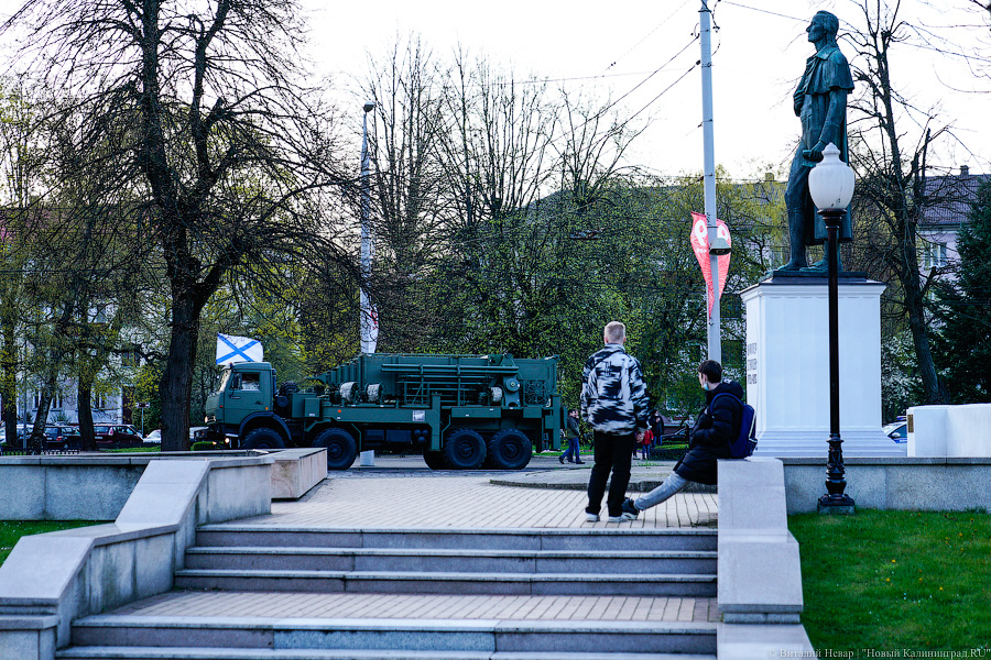Вечерний марш: в Калининграде прошла репетиция парада Победы (фото)