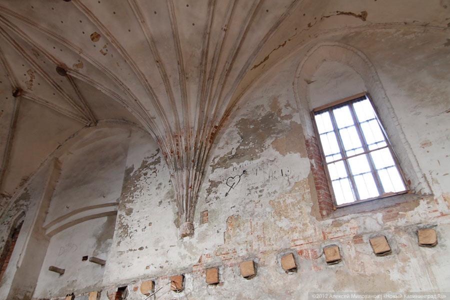 «В ожидании новой жизни»: фоторепортаж из реставрируемой кирхи XIV века Арнау