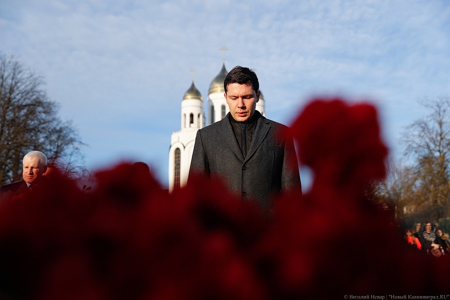 Опустить голову, зажечь свечу: в Калининграде почтили память погибших в Кемерово