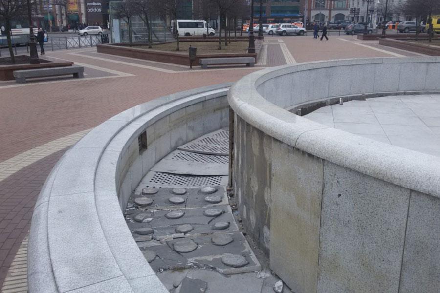 В центре Калининграда обрушилась часть фонтана (фото)