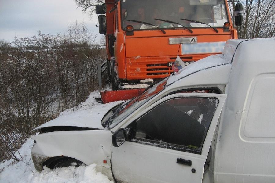 В Славском районе «Форд» врезался в снегоуборочный «КАМАЗ» на встречной (фото)