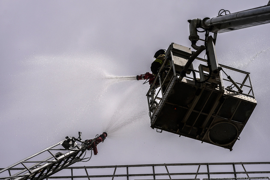 «Сложная архитектура»: как пожарные тренируются перед ЧМ-2022 по волейболу (фото)