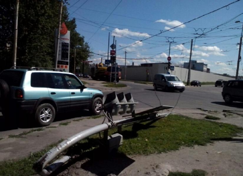 На перекрестке Красной и Советского проспекта неизвестные согнули светофор (фото)