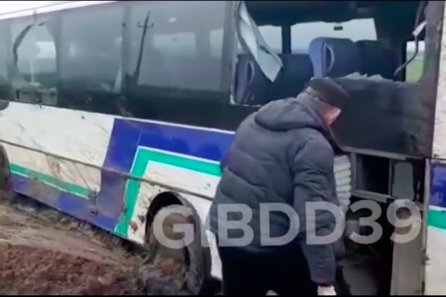 «Начало кидать»: водитель перевернувшегося с пассажирами автобуса о ДТП (видео)