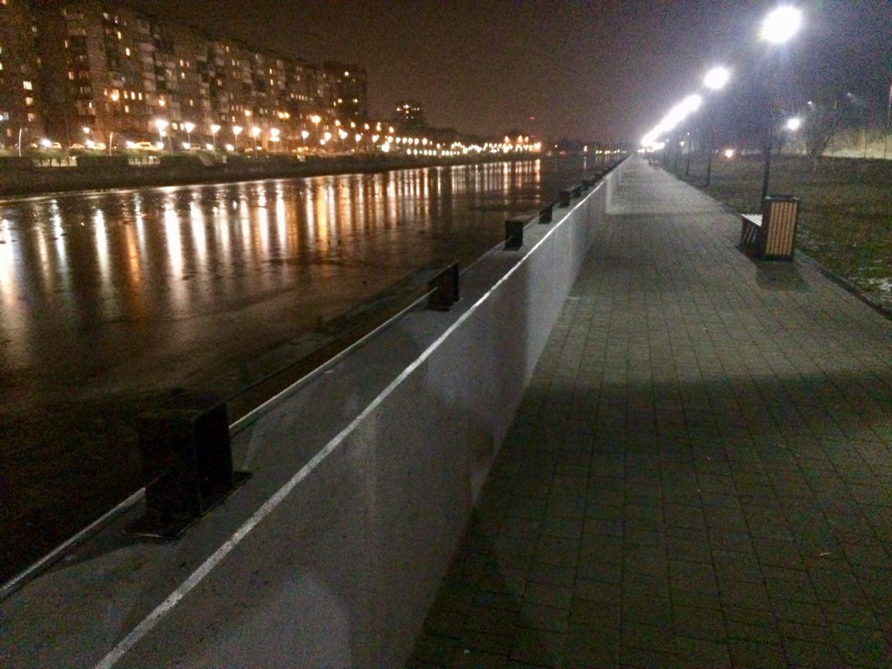 На новой набережной Карбышева исчезли деревянные поручни