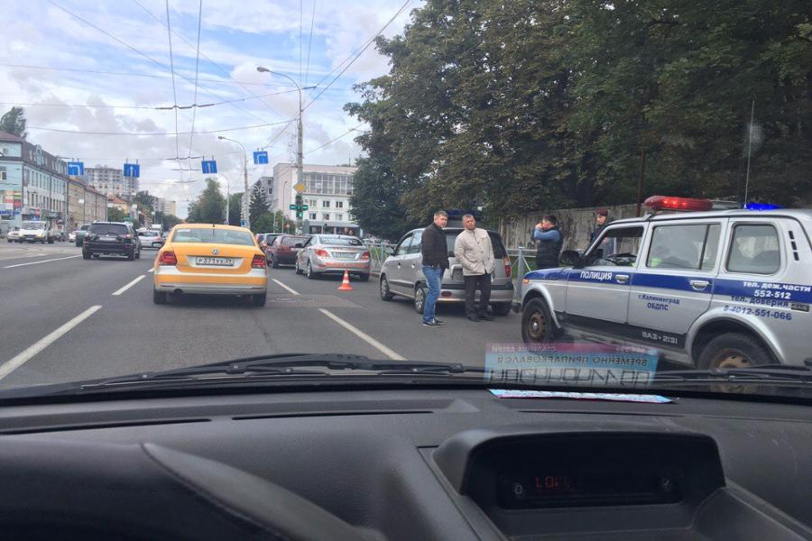 На Советском проспекте произошло тройное ДТП, образовалась пробка (фото)