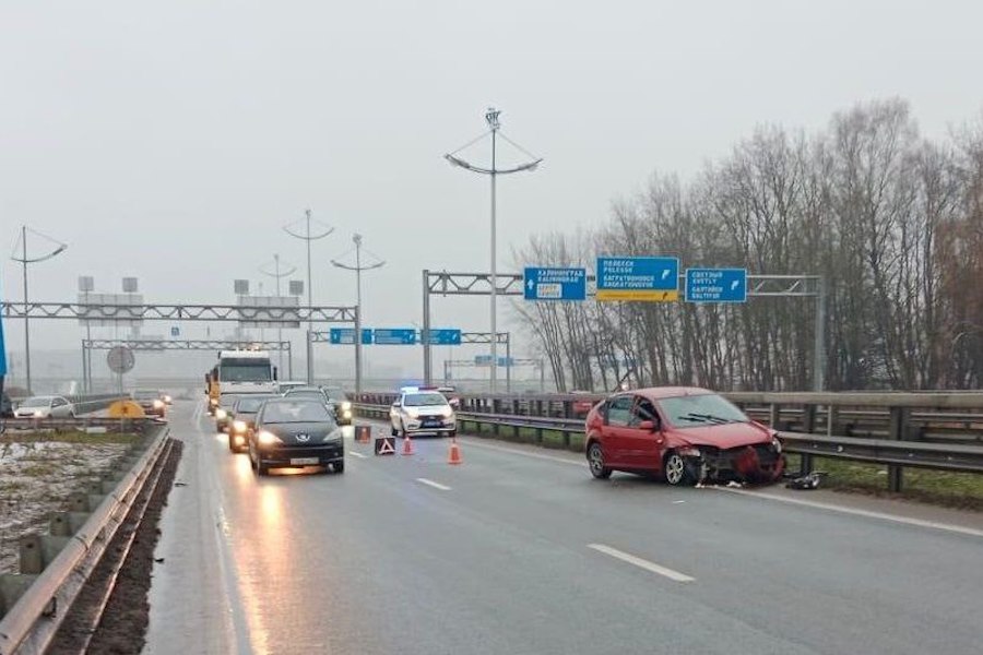 На Приморском кольце «Форд» влетел в «Шкоду» и отбойник, есть пострадавший (фото)