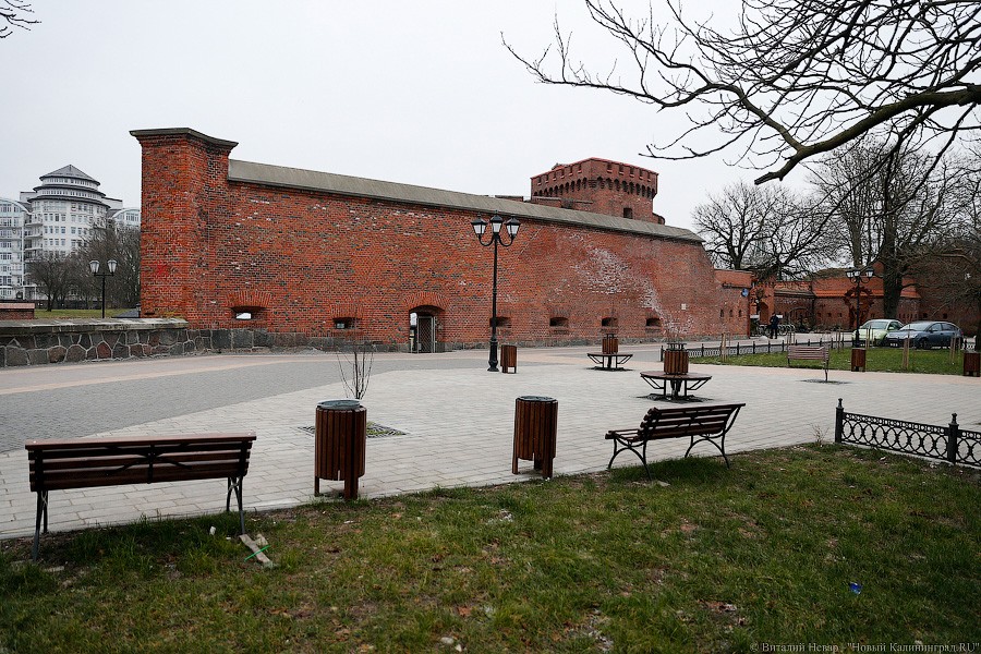 Много «курилок»: закончился монтаж новых палаток у музея Янтаря (фото)